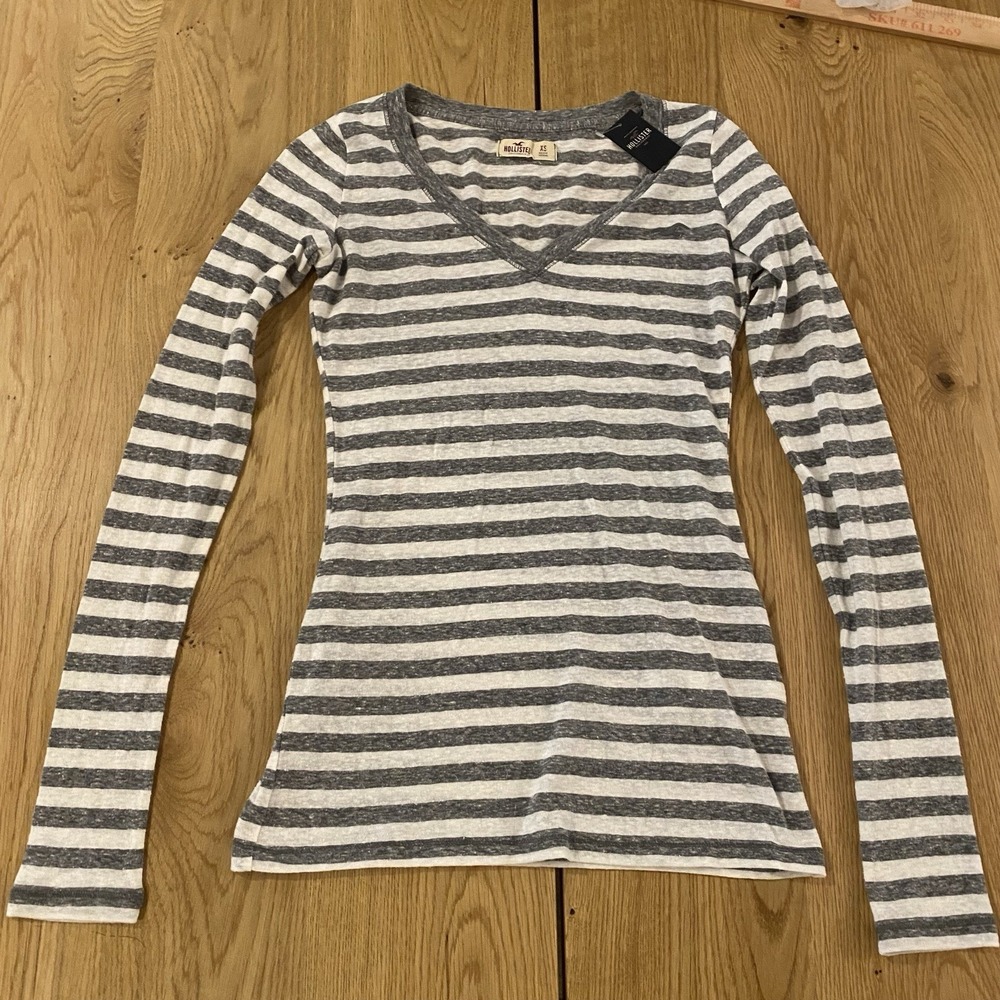 Hollister Woman's XS Top Gray/White L/S Striped V-Neck Pullover Y2K Bella NWT